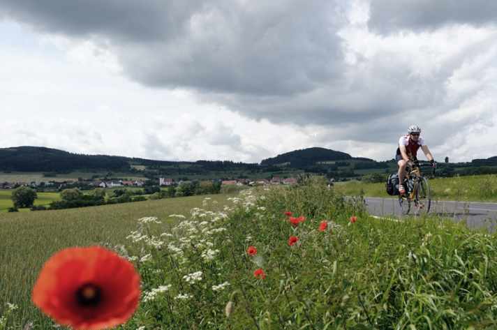   Agrarland: Wiesen, Felder, hübsche Dörfer – entlang der früheren Grenze, wie hier in der Rhön, blieb Deutschland bäuerlich 