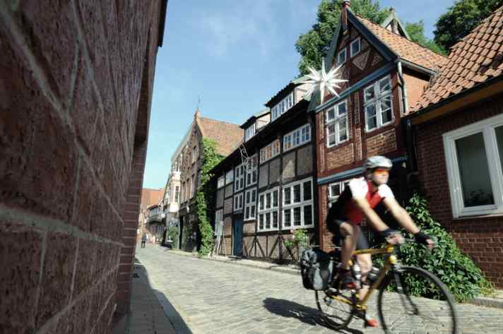   Fachwerk-Kleinod an der Elbe: Altstadt von Lauenburg, im südlichsten Zipfel Schleswig-Holsteins 