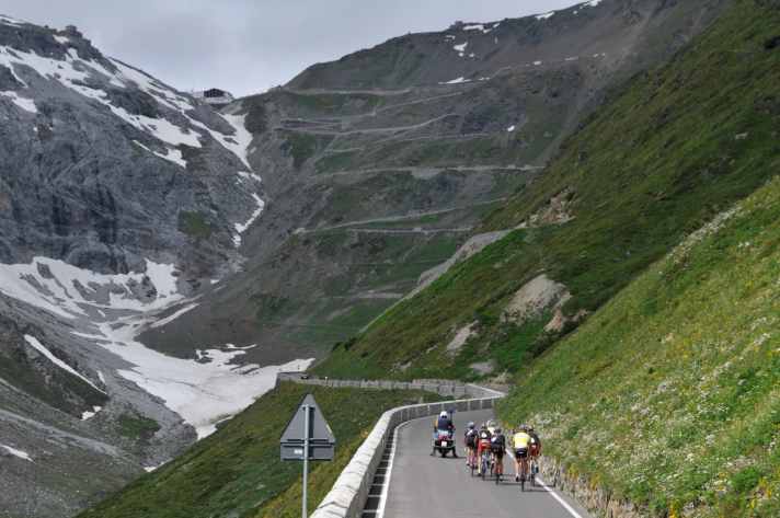 Nach dem Ofenpass folgt auf der zweiten Transalp-Etappe einer der Höhepunkte: die 48 Kehren von Prad hinauf zum Stilfser Joch.