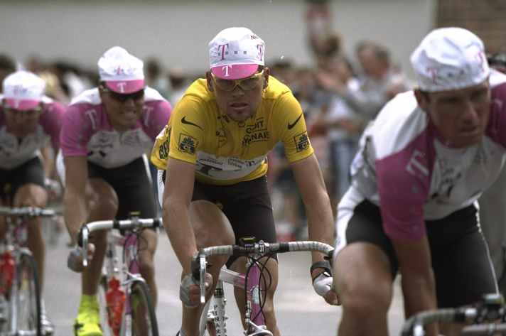 Das Team Telekom kontrolliert bei der Tour de France 1997 das Feld.