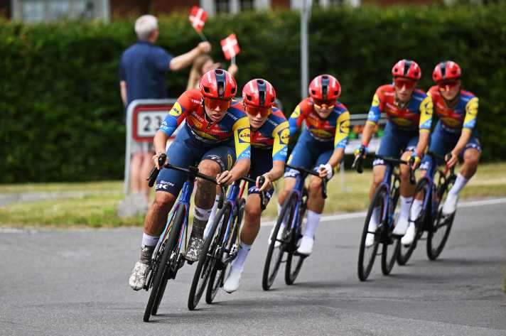 Auch das Team Lidl - Trek ist von einem Sturz betroffen und muss den Anschluss an das Peloton wieder herstellen