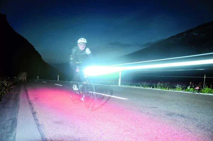 Spannend: Die Fahrt im Scheinwerfer­licht gehört zum ­Ultracycling dazu.