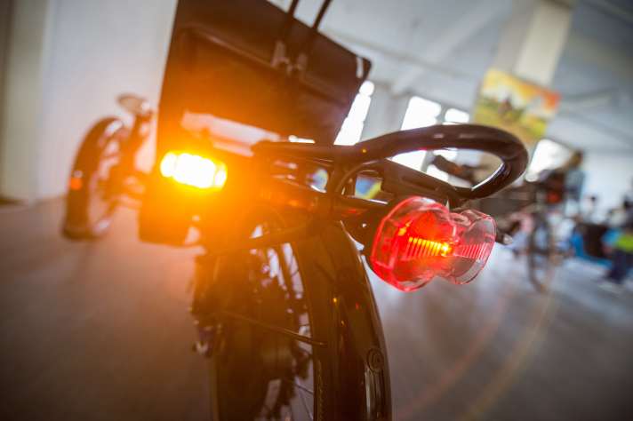 Fahrradblinker sollen vor allem die Sicherheit im Straßenverkehr erhöhen. Bisher waren sie nur für spezielle Modelle erlaubt, jetzt sollen sie flächendeckend zugelassen werden.