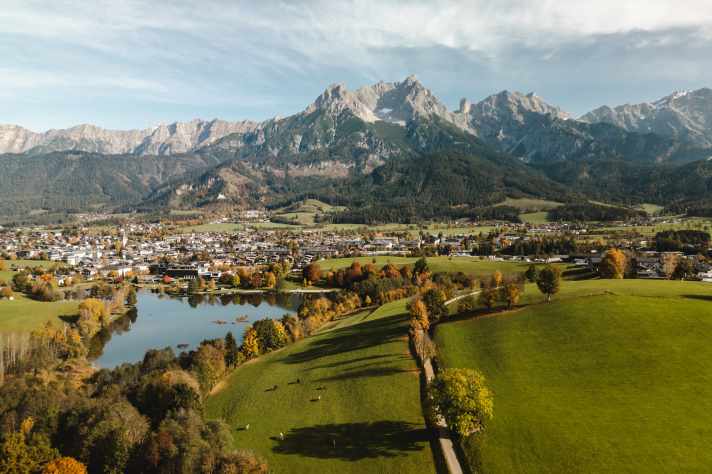Allerfeinste Gravel-Landschaft im Salzburger Land: Aussicht auf den Ritzensee bei Gravel Peaks Etappe 1.