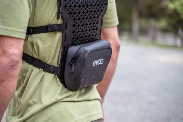 Ebenfalls per Magnet-Clips lässt sich eine kleine Tasche am Evoc Torso Protektor anbringen.