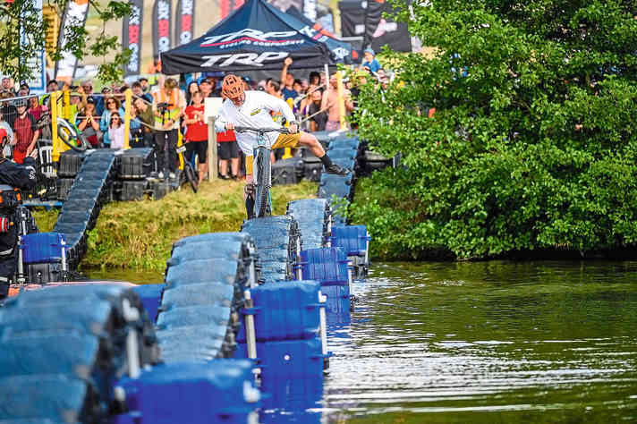 Oh je, das wird nix: Superstar Hans Rey kommt ins Straucheln beim Lake Ride.