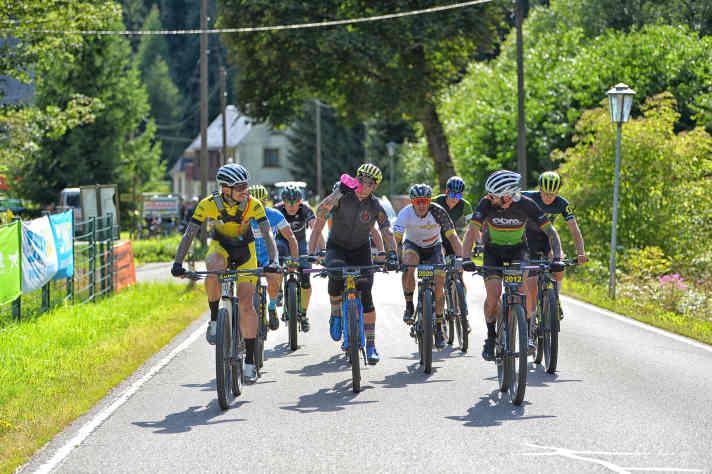 Start zum Höllenritt EBM300: Die Dreifach-Version mit 300 Kilometern und 9000 Höhenmetern war ein exklusives Vergnügen für 50 erlesene Ausdauer-Verrückte. Im schwarzen Trikot (trinkend): BIKE-Reporter Henri Lesewitz.
