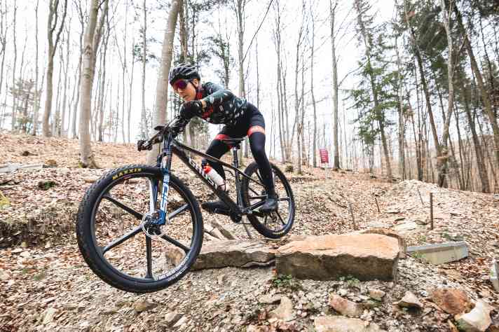 Nicole Koller auf dem neuen<a href="https://www.bike-magazin.de/fahrraeder/mountainbike/cross-country-bikes/ghost-lector-ht-2024-neu-xco-race-hardtail-bike-neuheit-leichter-lassiger-langer-zum-30-geburtstag/" target="_blank" rel="noopener noreferrer"> Ghost Lector HT.</a> Kaum zu glauben, dass die Schweizerin dem Mountainbiken zu Beginn nur wenig abgewinnen konnte.