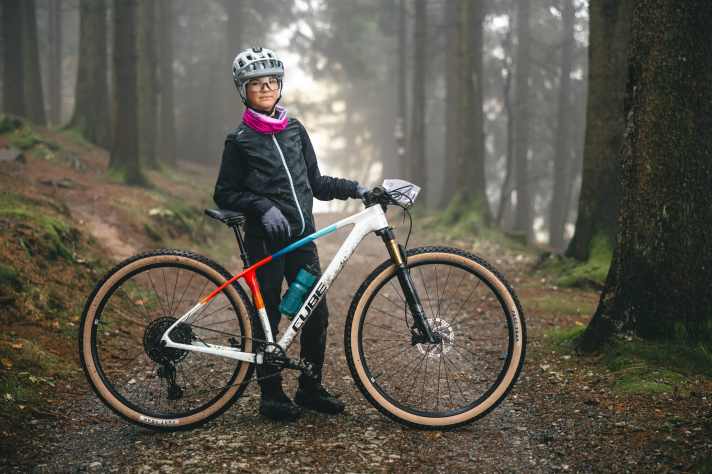 Die elfjährige Rosi und ihr Cube Reaction Cross-Country-Hardtail.