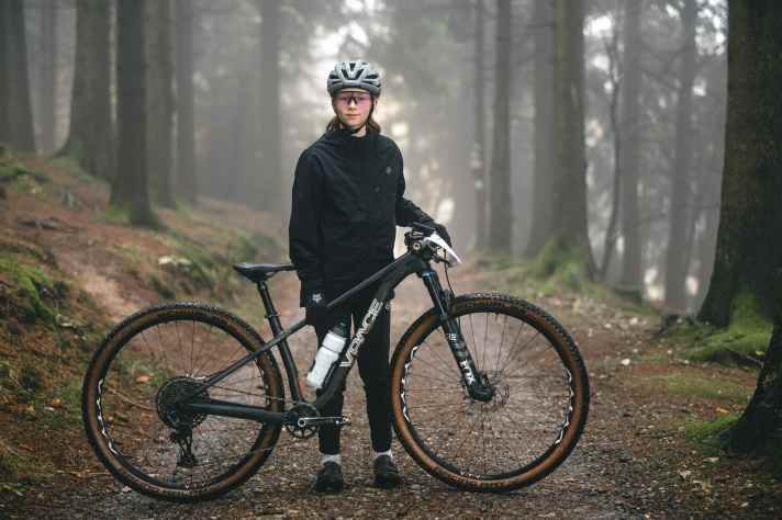 Die elfjährige Veronika und ihr VPace Matz Carbon 29 C Kinder-Mountainbike.