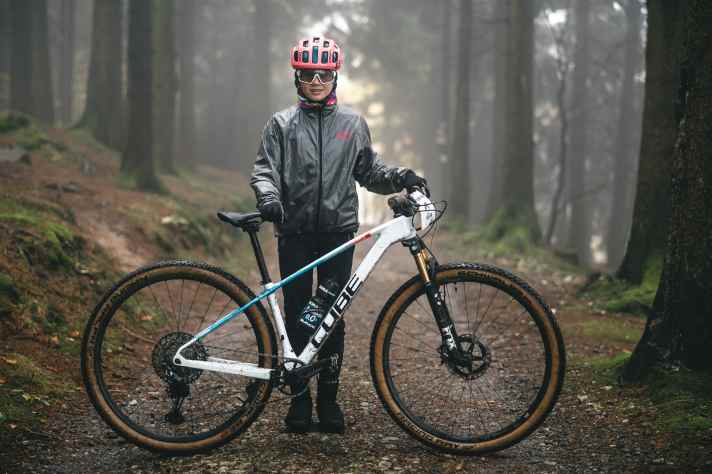 Die zwölfjährige Magdalena und ihr Cube Elite Cross-Ccountry-Hardtail.