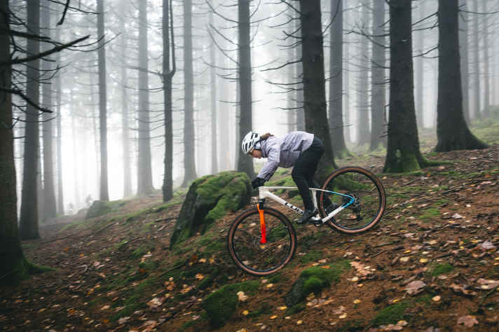 Gut integriert: Das Cube platziert seinen Piloten gut im Bike. Testerin Klara wäre längerfristig schon eine Kandidatin für die größere der zwei Rahmengrößen.