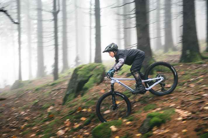 Verspielt dank kurzem Heck und niedriger Überstandshöhe, aber etwas zu indirekt aufgrund eines sehr flachen Lenkwinkels: Die Geometrie des Propain Yuma 4 26 geht in vielen, jedoch nicht allen Situationen gut auf.