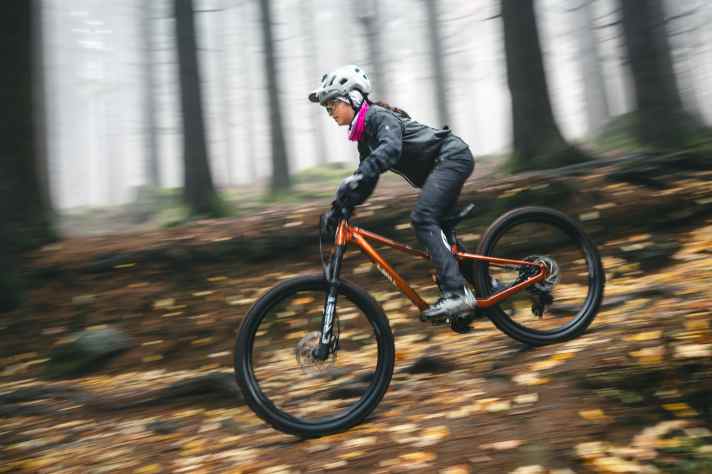 Die Geometrie des Kinder-Mountainbikes von Giant eignet sich gut für Trail-Abfahrten. Der Lenkwinkel ist auffällig flach.