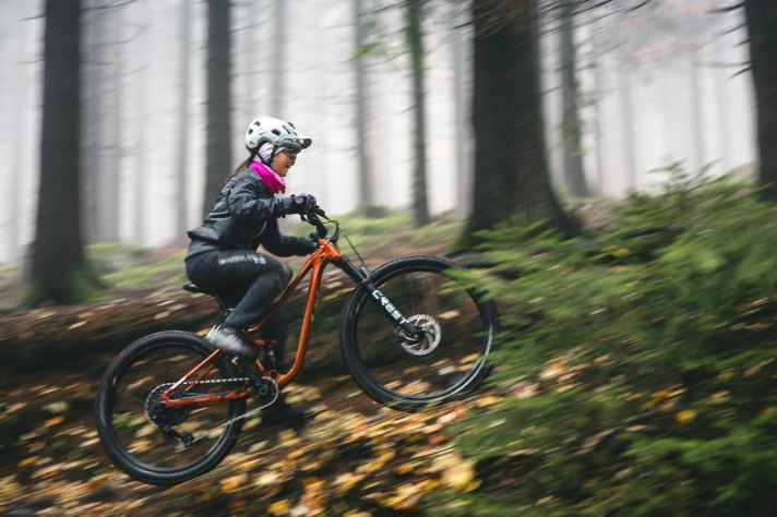 Dank leichter Laufräder geht das Giant Faith Mini Mullet einfacher den Berg hoch als andere Kinder-Fullys.