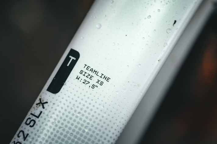 Das Cube Phenis C.62 Rookie SLX richtet sich an ambitionierte Nachwuchs-Racer und kommt in zwei Rahmengrößen. Die kleinere ist für 27,5 Zoll Laufräder ausgelegt, die größere rollt auf 29 Zoll.