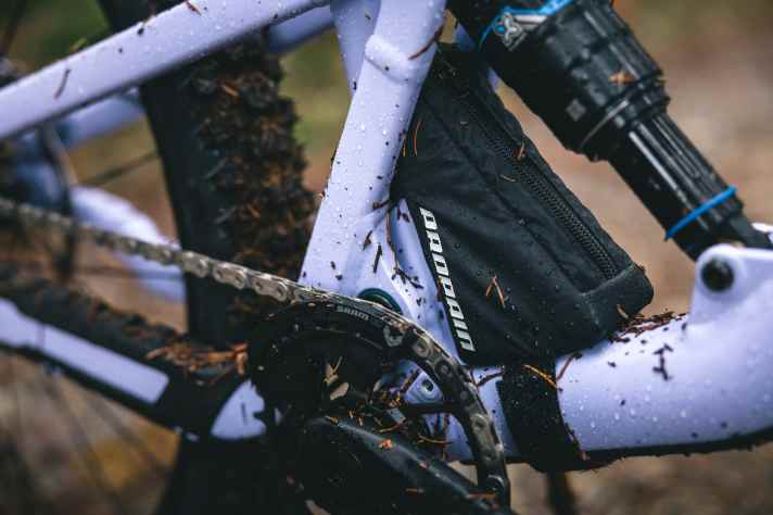 Propain denkt an die Kids und gönnt dem Yuma eine Mini-Rahmentasche, in der sich zum Beispiel eine Packung Gummibärchen transportieren lässt.