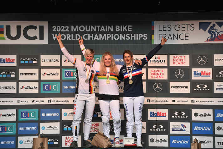 <a href="https://www.bike-magazin.de/events/fahrer/starke-frauen-im-bike-sport-interview-mit-vali-hoell/" target="_blank" rel="noopener noreferrer">Valentina Höll</a> holte sich bei der <a href="https://www.bike-magazin.de/events/rennen/uci-downhill-wm-les-gets-hoell-siegt-vor-hoffmann-bruni-holt-5-titel/" target="_blank" rel="noopener noreferrer">Weltmeisterschaft 2022 in Les Gets</a> ihr erstes Elite-Regenbogentrikot. Knapp dahinter fuhr Nina Hoffmann  mit nur 0,906 Sekunden Rückstand auf den Vizerang. Bronze ging an Myriam Nicole.