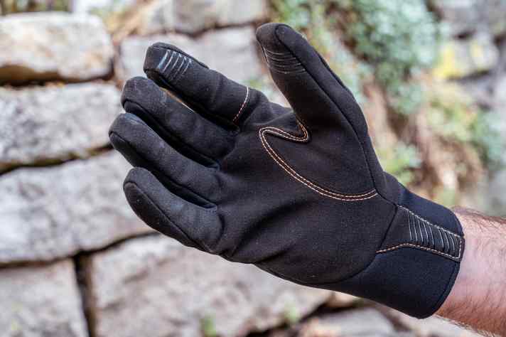Guter Grip und ein direktes Griffgefühl - leider stören dir dicken Nähte an den Fingerspitzen beim Bremsen und Schalten