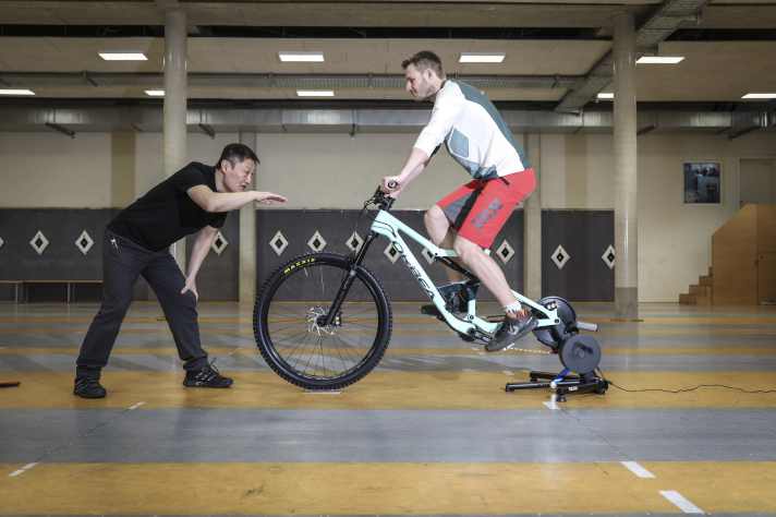 Mountainbiker profitieren von perfekt eingestelltem Material und einer gut trainierten Bewegungsausführung. Für Biker mit Arthrose im Knie gilt das ganz besonders.