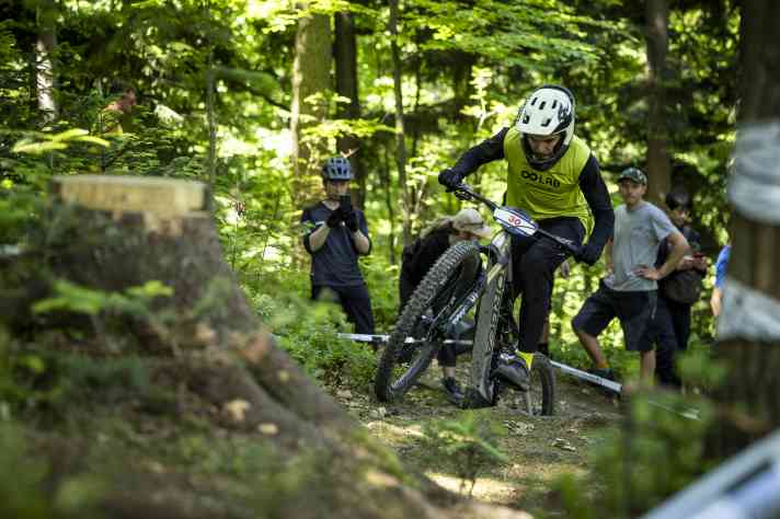 Besonders an Stufen und Hindernissen bergauf hilft der neue per App einstellbare Nachlauf am Shimano EP801.