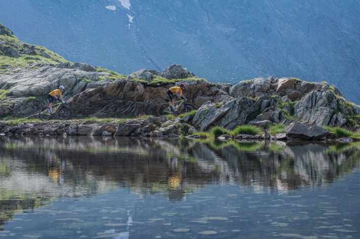 Für diese Aufnahme stellte Fotograf Igor Schifris extra seine Kamera in den Bergsee.