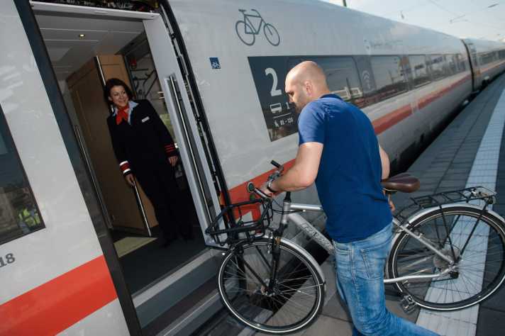 Ein Platz fürs Fahrrad im ICE muss wie ein Sitzplatz gebucht werden, dafür kommen auch nur maximal so viele Räder mit, wie es Ständer dafür gibt.