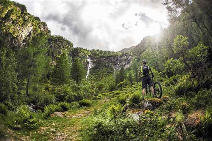 Abseits der Bikeparks kann man sich von den Schildern zu den einsamen Naturschönheiten des Val di Sole leiten lassen.
