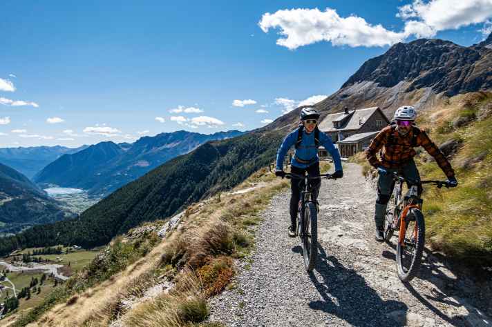 Kurze Rast auf der Alp Grüm, dann müssen wir weiter. Keiner weiß, ob der Anstieg zum Passo Confinale – irgendwo im steilen Berghang hinter der Hütte – überhaupt fahrbar sein wird.