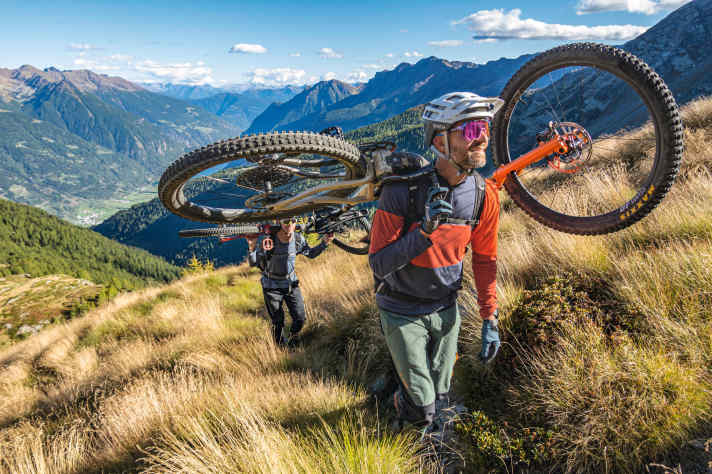 Die ersten 500 Höhenmeter bis zur Alpe Somdoss waren auf Schotterweg fahrbar, die zweiten 500 Höhenmeter zum Passo Confinale bedeuteten eine Stunde Tragen. Doch dann die Abfahrt...!
