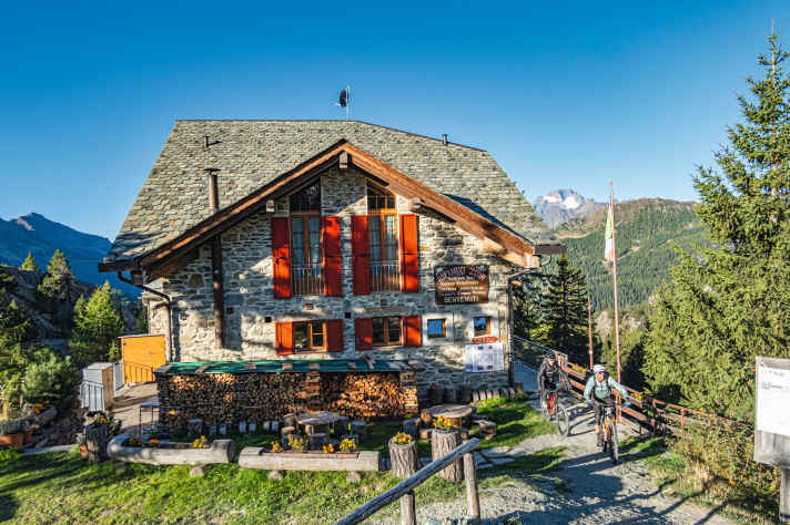 Top-Übernachtungsadresse nahe des Lago di Campo Moro: das Rifugio Zoia mit Fass-Sauna auf der Terrasse, bestem Essen und: günstigen italienischen Preisen!