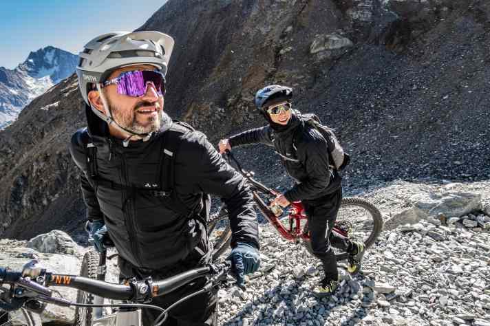 Der eine lacht noch, der andere hat das Elend schon entdeckt: Die Abfahrt vom Muretto-Pass nach Maloja hinunter ist noch immer unfahrbar verblockt: 600 Tiefenmeter schieben!