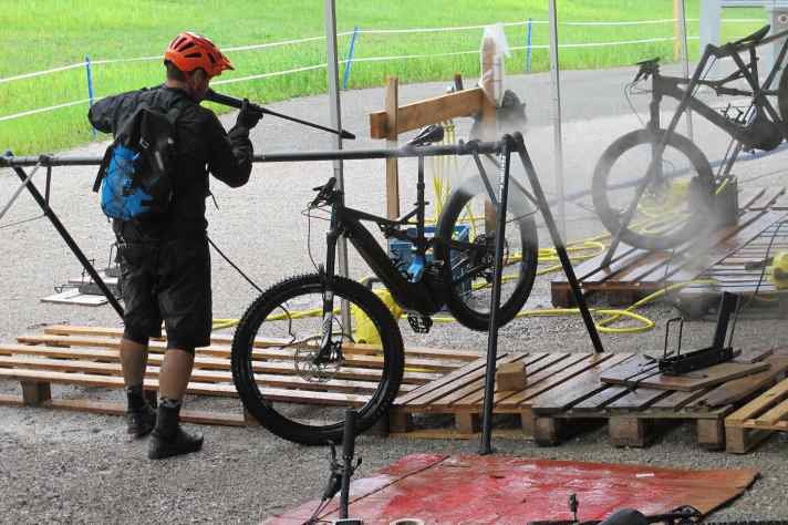   E-Bike und Dampfstrahler standen bisher auf Kriegsfuß. Das ändert sich mit dem Specialized Turbo Levo. „Mit unserer Batterie kannst Du sogar tauchen gehen“, scherzt Chefentwickler Talavasek.