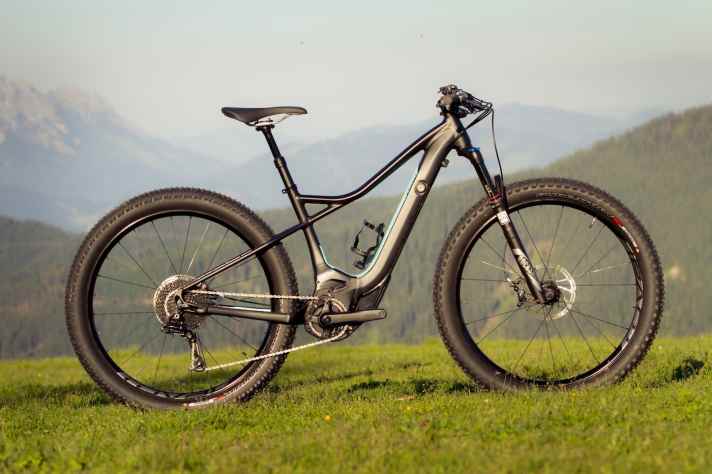   Zwei Levo-Modelle für Damen wird es geben: Ein 29-Zoll-Hardtail und ein Bike im Plus-Format („6Fattie“). Das E-MTB mit B-Plus-Reifen nennt sich Levo WMN COMP 6Fattie und kostet 3799 Euro.