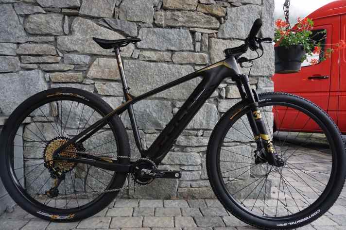   Die Optik ist dezent, das Gewicht dafür sensationell: Weniger als 13 Kilo bringt das E-Hardtail aus Carbon auf die Waage.