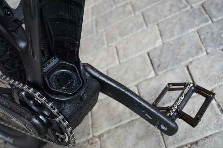   Mit Hilfe einer Stirnverzahnung wird die Motorkraft auf das Getriebe übertragen.