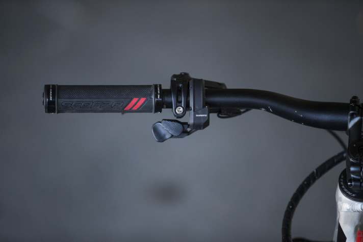   Der Schalter zum Wechsel der Fahrstufen ist einem Shifter nachempfunden und lässt sich sehr angenehm bedienen.