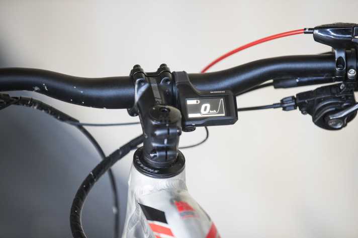   Das Display beim MTB-Steps E8000 ist klein und findet rechts vom Vorbau Platz. Es lässt sich mit nur einem Knopf bedienen.