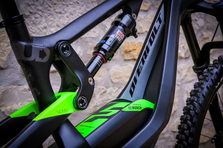   Der 500Wh-Akku von Bosch liegt extrem tief im Rahmen und sorgt so für einen sehr niedrigen Schwerpunkt.