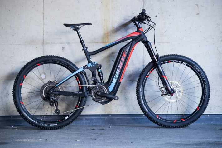   Die Sytemintegration ist gut gelungen. Trotzdem bleibt die Optik des E-MTBs wuchtig – das passt hervorragend zu den Fahreigenschaften.