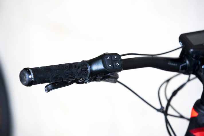   Gut gelungen: Die Bedieneinheit für den Antrieb ist fix mit dem Lenkergriff verbunden und damit gut erreichbar. Die Knöpfe könnten noch klarer gerastert sein.