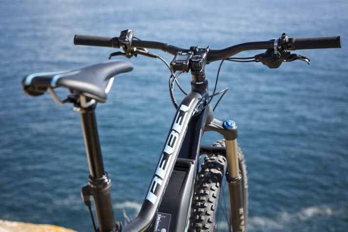   Die Front fällt etwas hoch aus. Besonders in Kurven muss man aktiv Gewicht aufs Vorderrad bringen.