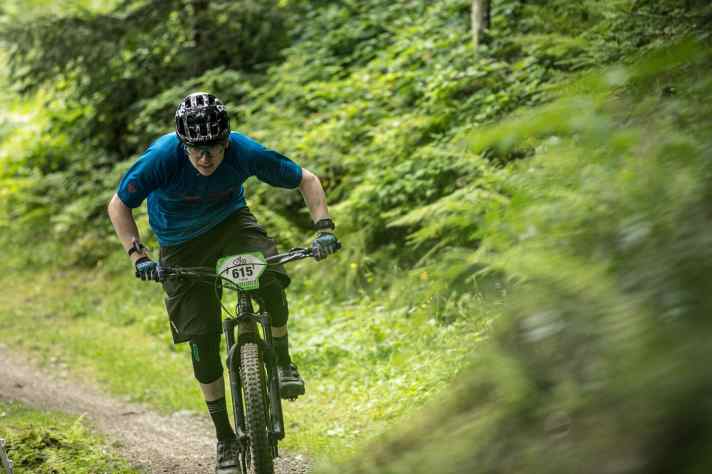   Auch wenn wir E-Mountainbikes gefahren sind, mussten wir auf den tretintensiven Stages dennoch 120 Prozent geben. Nach dem Uphill-Prolog konnten die meisten Racer nicht einmal mehr stehen.