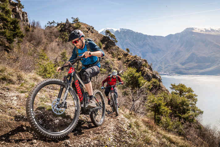   Das neue Ghost E-MTB klettert dank absenkbarer Gabel, kurzen Kurbeln, steilem Sitzwinkel und sensiblem Antrieb überragend.