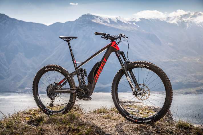   Die Stahlfederdämpfer und die kurzen Kurbeln sind das Markenzeichen der neuen E-MTBs von Ghost. Nach unseren ersten Tests können wir sagen: Das SL AMR X gehört zu den besten E-Mountainbikes, die es am Markt gibt.
