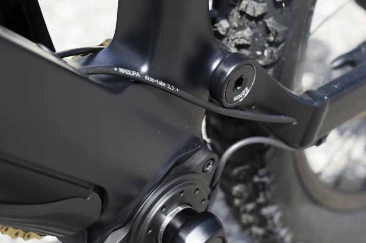   Saubere Zugführung zwischen Carbon-Hauptrahmen und Alu-Hinterbau.