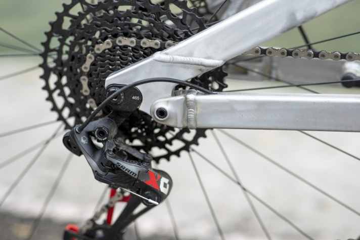   Topmodell: Die Sram X0 Eagle-Schaltung findet sich an der Highend-Variante Pro. Ebenfalls im Bild: der Flipchip zur Verstellung der Kettenstrebenlänge. So passen 27,5er oder 29er-Laufräder ins Bike. 