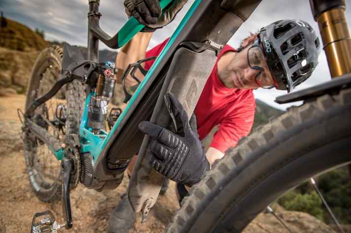   Dann kann das stark gummierte Cover vom Unterrohr abgenommen werden. Die weiche Abdeckung soll vor Steinschlag schützen und die Geräuschkulisse niedrig halten. Tatsächlich fuhr sich das Bike während unserer Testfahrten auffallend leise.