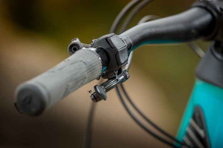   Cleanes Cockpit: Die Shimano E7000-Shifter passen gut zum neuen Shimano-Daumenhebel, mit dem die Teleskopstütze bedient wird.