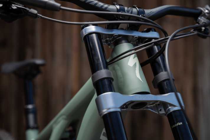   Im Kenevo Expert schluckt eine Rockshox Boxxer-Doppelbrückengabel die Schläge. Diese soll noch präziseres Lenken ermöglichen.